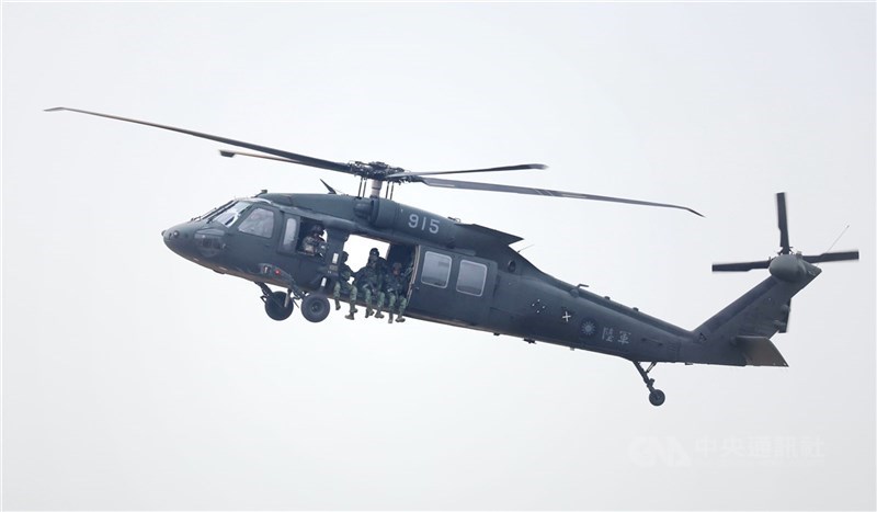 為國慶航線會勘，國慶籌備委員會30日指出，國防部所屬UH-60M黑鷹直升機將於10月1日清晨飛越總統府上空。（中央社檔案照片）