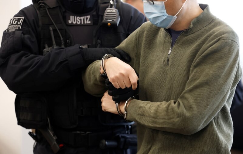 德國另類選擇黨議員克拉的前助理郭建（右）因替中國從事間諜活動，被判處4年9個月徒刑。（ODD ADNERSEN/Pool via 路透社）