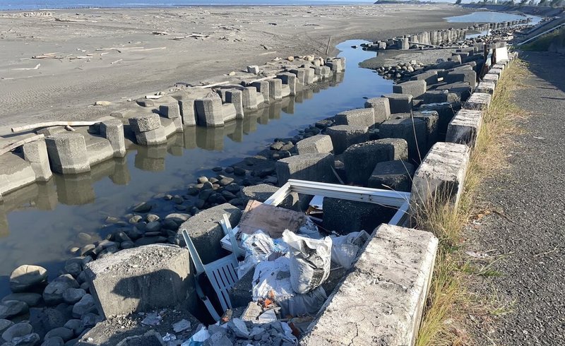 雲林縣箔子寮海堤遭棄置大量廢棄物，經濟部水利署第五河川分署30日說，已集中處理準備運走，將研議在海堤等廢棄物熱點設置監視器，以遏止不法行為。（第五河川分署提供）中央社記者蔡智明傳真　114年9月30日