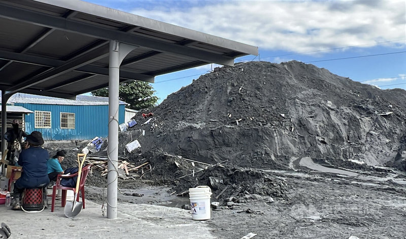花蓮光復鄉災區清出淤泥、損壞家具等堆成一座小山丘。中央社記者盧太城花蓮攝 114年9月30日