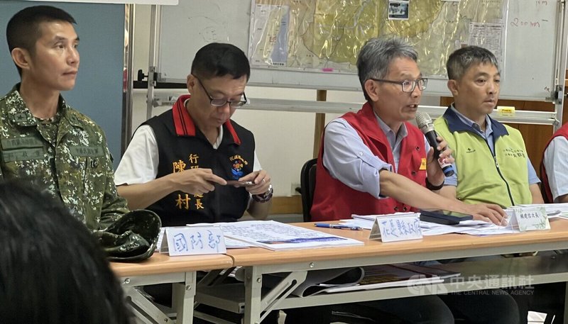花蓮馬太鞍溪堰塞湖溢流中央災害應變中心前進協調所總協調官賴建信（右2）30日表示，光復鄉10月1日開始施打流感疫苗，除了當地鄉民外，志工也納入。中央社記者盧太城花蓮攝 114年9月30日