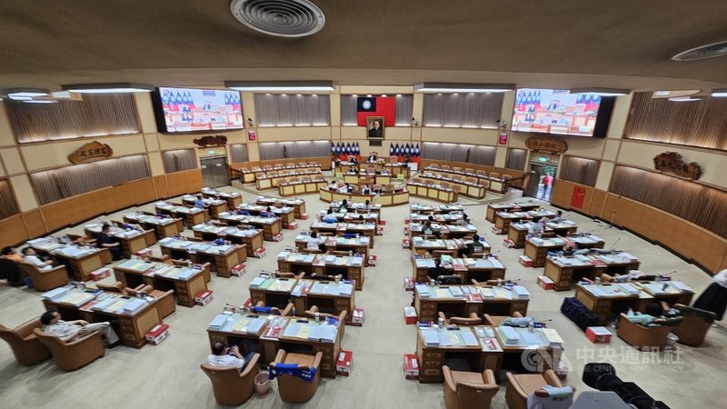 新北市議會民進黨團日前提出「普發現金4萬6」等臨時提案，不過經裁示送市府研議後未獲回覆。民進黨籍議員張嘉玲30日表示，她將提案推動自治條例立法，給予市府普發現金的法源。中央社記者王鴻國攝  114年9月30日