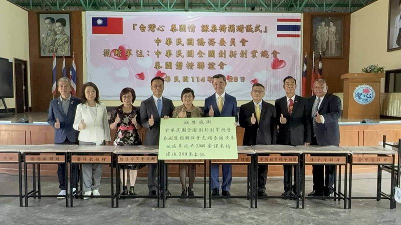 僑務委員會委員長徐佳青（中）與駐泰國代表處藍夏禮（左4）9月26日至29日前往泰國北部清邁及清萊，參與教師節慶祝活動，見證台商發起的愛心捐款。（駐泰代表處提供）中央社記者李宗憲曼谷傳真　114年9月30日