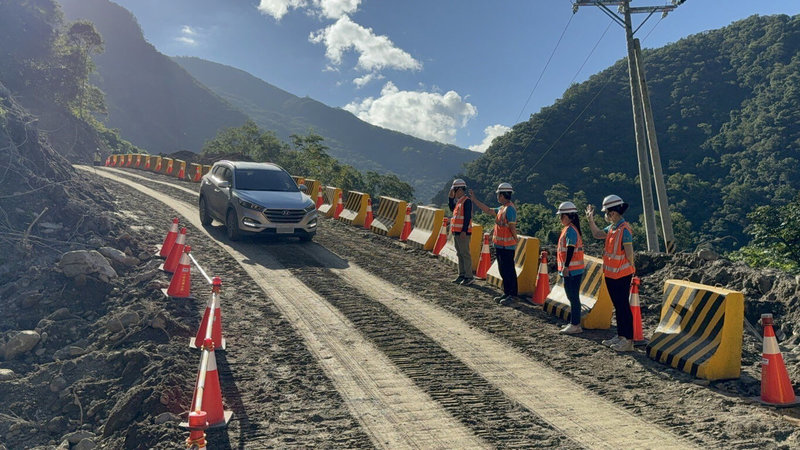 颱風樺加沙造成台20線南橫公路東段多處受創，台東縣海端鄉霧谷橋路基流失路段30日下午搶通開放車輛通行，利稻和霧鹿村往東不再受阻，但因後續工程，預定自10月1日起全路段管制通行。 （公路局提供）中央社記者盧太城台東傳真　114年9月30日