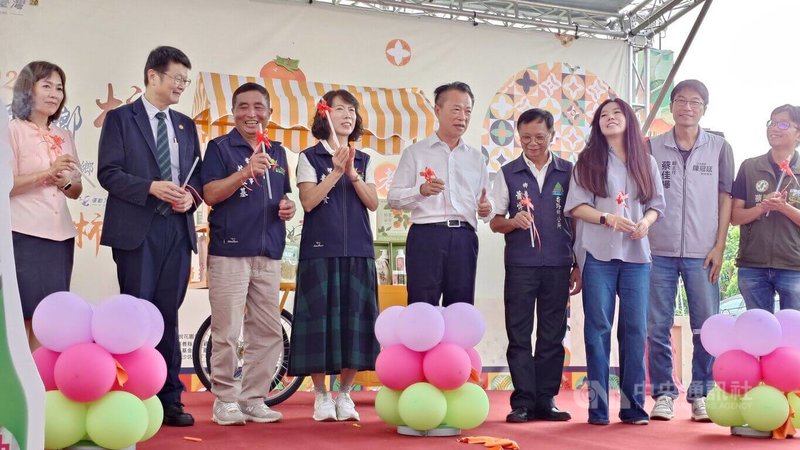 嘉義縣番路鄉是台灣柿子主要產地,鄉公所與農會將於10月4日至5日聯合舉辦柿子節,30日在番路鄉農會「飲冰柿茶集」門市舉行記者會,嘉義縣長翁章梁(中)一同出席。中央社記者蔡智明攝 114年9月30日