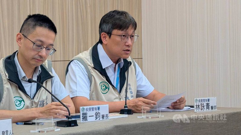 疾管署防疫醫師林詠青（右）30日公布新增1例瘧疾境外移入病例，為30多歲外國籍男性，9月上旬曾至非洲衣索比亞旅遊，入境台灣後發燒、腸胃不適，就醫確診惡性瘧。左為疾管署長羅一鈞。中央社記者曾以寧攝  114年9月30日