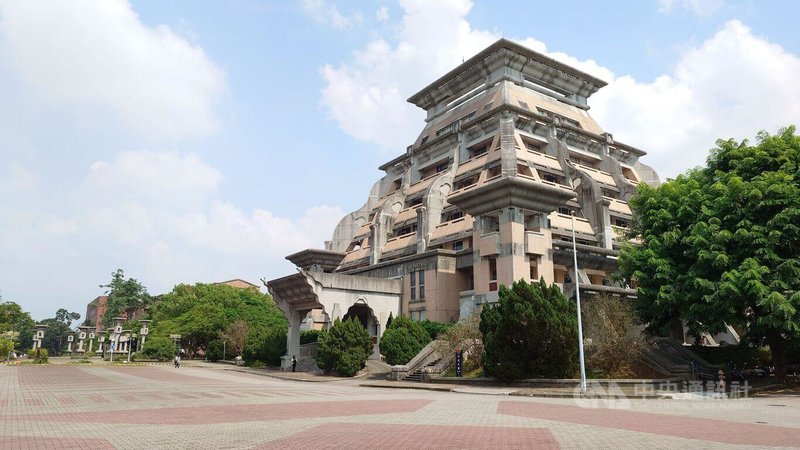 國立中正大學電機工程學系教授夏班（Mohamed Shaaban）遭冒名投稿國際期刊，校方30日說，事件損及中正大學與夏班名譽，已函請期刊調查真相。圖為中正大學行政大樓。中央社記者蔡智明攝　114年9月30日