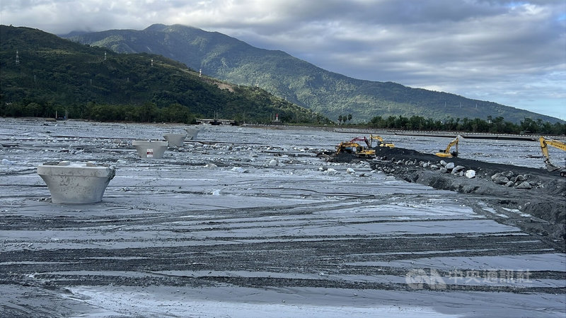 花蓮馬太鞍溪堰塞湖溢流致災，馬太鞍溪橋也被沖斷只剩橋墩柱，工程人員30日持續在橋梁所在位置旁趕搭便橋。中央社記者盧太城花蓮攝  114年9月30日
