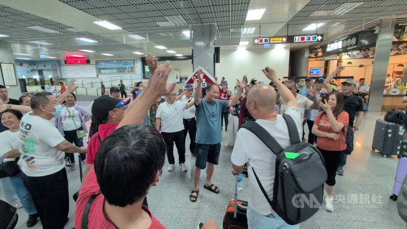 教師節連假期間往返台金航班幾乎客滿，約200名旅客30日仍滯留機場，下午部分民眾聚集在航站大廳高喊「要回家」、「今天不加班晚上就睡機場」等口號。中央社記者吳玟嶸攝  114年9月30日