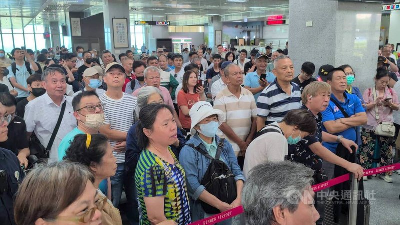 根據金門航空站資料,教師節連假期間航班載客率幾乎全滿,29日離金航班也載滿旅客;30日機場候補航班人數多在個位數,但至少有200名旅客仍等待候補返台。圖為機場下午進行加班機叫號,民眾焦急等待。中央社記者吳玟嶸攝 114年9月30日
