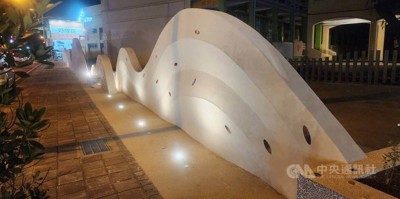澎湖中興國小新建「行走浪花的美好」公共藝術,30日啟用後,入夜後,波浪般的層次,在寧靜中,顯得更美,吸引民眾的目光。中央社 114年9月30日