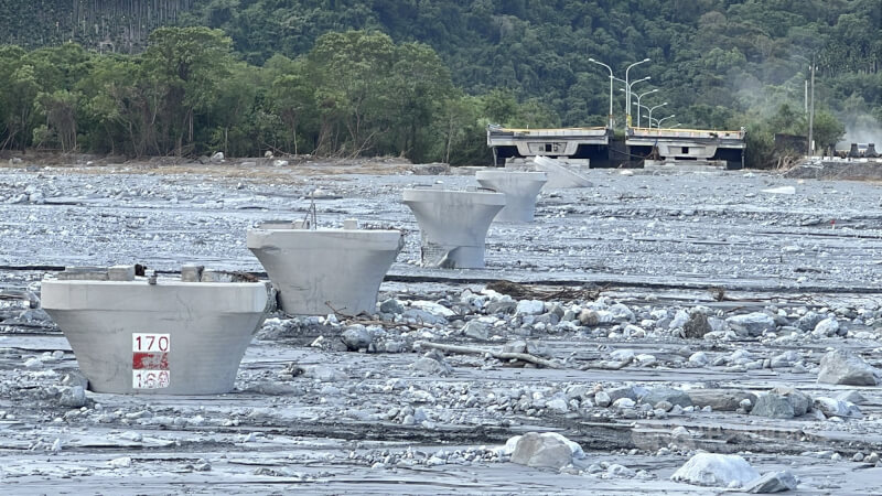 馬太鞍溪堰塞湖溢流洪水威力之大將馬太鞍溪橋也沖斷,30日水流已緩,但斷橋處的橋墩柱間布滿淤泥土石。中央社記者盧太城花蓮攝 114年9月30日