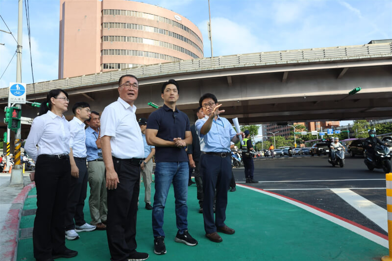 公館圓環改正交路口首個上班日,台北市長蔣萬安(前右2)30日在台北市副市長李四川(前右3)等人陪同下前往現場視察,表示整體看起來還算順暢,將持續觀察、優化。(台北市政府提供)中央社記者陳昱婷傳真 114年9月30日