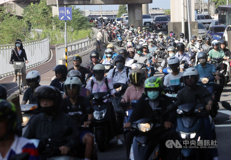 台北市公館圓環29日起改為正交路口，30日是首個上班日，影響較大的就是機車族，上午尖峰時間福和橋機車車流量較大。中央社記者郭日曉攝 114年9月30日