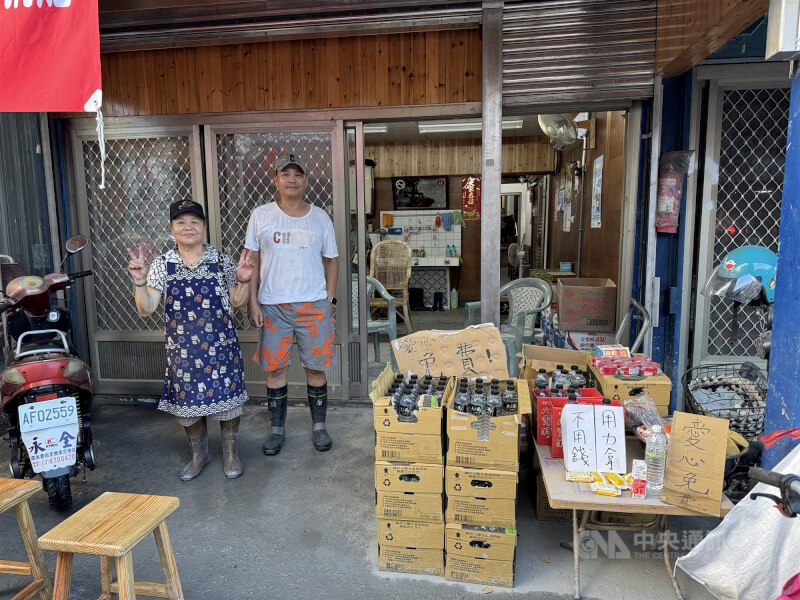 各地「鏟子超人」前進花蓮光復地區協助災民清理家園,有受災戶完成清理後,在家門前擺放免費物資提供志工們領取。中央社記者張祈攝 114年9月30日