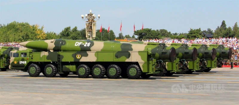 圖為中國2015年九三閱兵時的東風26（DF-26）彈道飛彈。（中央社檔案照片）