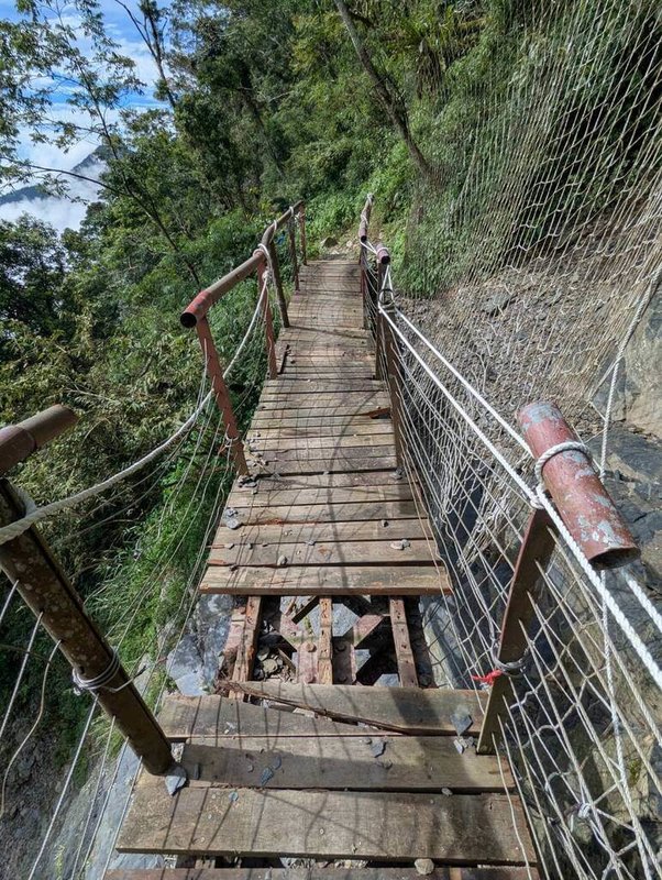 北大武山步道7月遭遇豪雨後多處崩塌封閉整修，又因颱風樺加沙影響邊坡土石崩落，1.5公里處棧道橋面受損，經林業及自然保育署屏東分署搶修，預計10月9日對外開放。（林業及自然保育署屏東分署提供）中央社記者李卉婷傳真  114年9月30日