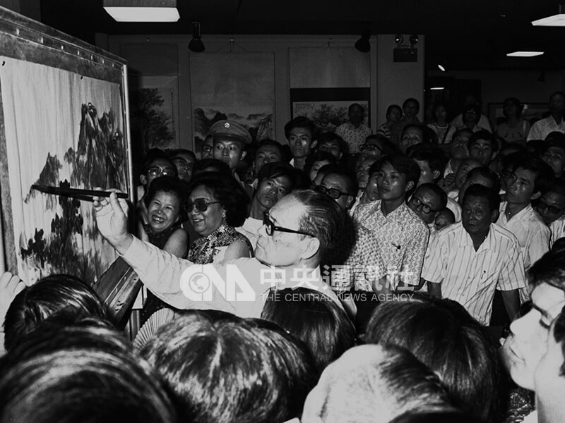 黃君璧應國立歷史博物館邀請，在「中西名家書展」當眾揮毫示範，並講述山水畫技法，吸引逾千名觀眾參與。中央社記者馮國鏘攝　64年9月30日