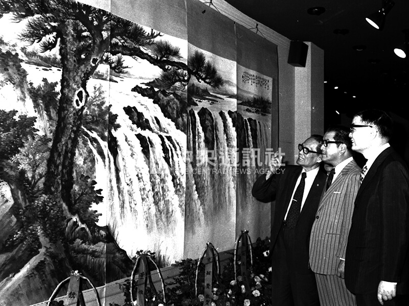 黃君璧(左1)於畫展中,為教育部長蔣彥士(左2)等人介紹他的畫作。中央社記者馮國鏘攝 63年10月28日