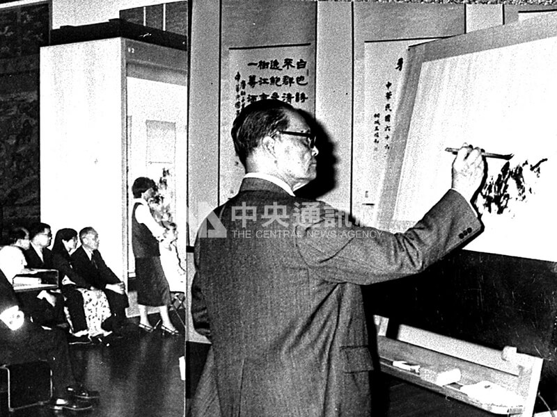 黃君璧訪歐行程中,在西柏林東亞藝術館的「台灣書畫展」開幕儀式示範揮毫。中央社記者范同仲攝 68年6月23日