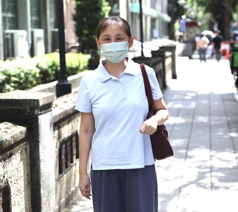 停職中的新竹市長高虹安涉立委任內詐領助理費,二審台灣高等法院30日開庭辯論,前助理黃惠玟在最後陳述時,認為高虹安卸責,欠他們4名助理一個真心道歉。圖為黃惠玟庭後離開高院。中央社記者王飛華攝 114年9月30日