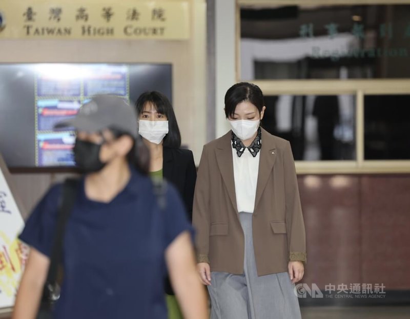 停職中的新竹市長高虹安（右）涉立委任內詐領助理費，台灣高等法院30日開庭審理，高虹安強調沒中飽私囊、沒貪污，求判無罪。全案辯論終結，定於12月16日宣判。圖為高虹安庭後離開高院。中央社記者王飛華攝　114年9月30日