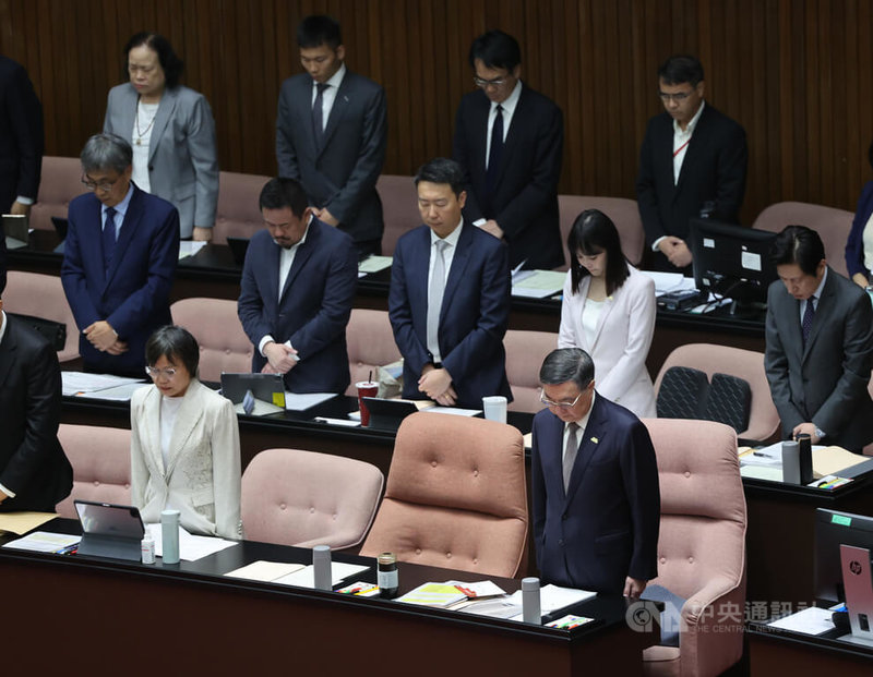 立法院30日下午院會持續進行，行政院長卓榮泰（前右）列席備詢，會前與各部會首長等人一同為花蓮堰塞湖溢流事件罹難者默哀。中央社記者趙世勳攝  114年9月30日