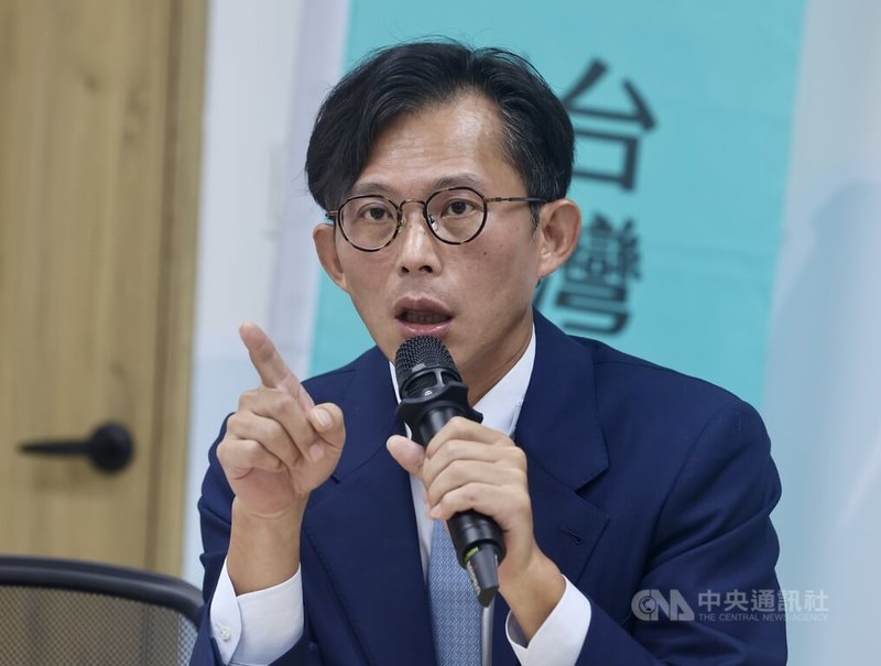 民眾黨1日舉行中央委員會會後記者會，預告9日將舉辦「聯合政府與台灣民主的進階嘗試」研討會。黨主席黃國昌（圖）說，民眾黨認為聯合政府理論與實踐相當重要，特別選在國慶日前一天舉行研討會，盼廣納學者專家意見，讓制度設計能回應台灣現實需要。中央社記者張皓安攝  114年10月1日