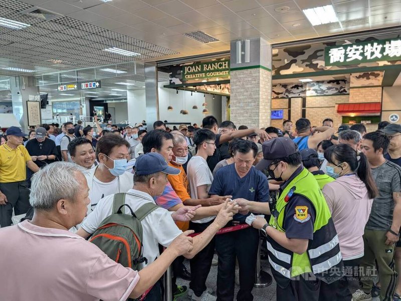 教師節連假後，金門仍有至少200名旅客滯留機場，為疏運旅客，金門航空站1日上午現場調查願意搭船返台旅客，並發放搭船售票號碼牌。中央社記者吳玟嶸攝　114年10月1日