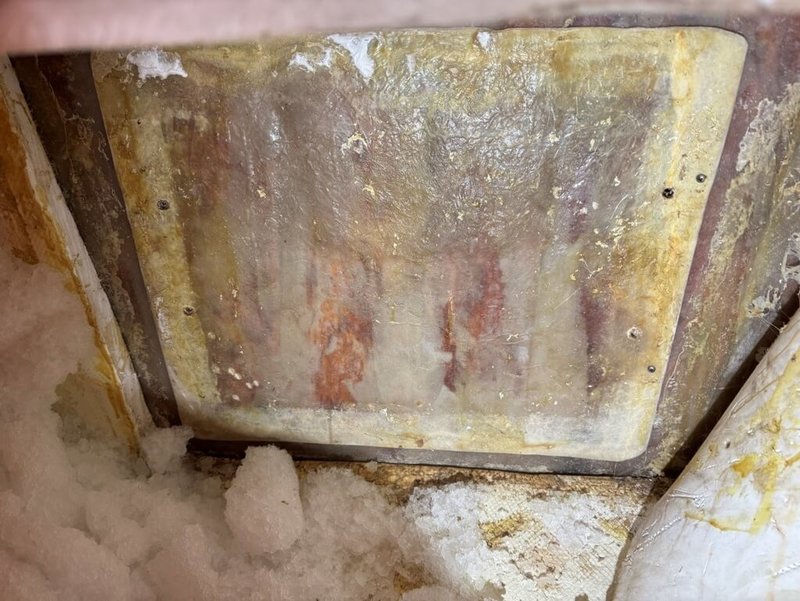 海巡署查獲高雄籍漁船「金達發」走私品牌私菸，犯嫌為隱藏密艙在洞口用碎冰覆蓋，幸專案小組察覺有異，鏟開碎冰起出58箱、市價新台幣120萬私菸。（海巡署提供）中央社記者洪學廣傳真  114年10月1日