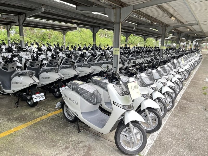響應綠能行動零排放，台南市政府環保局租賃250輛全新電動機車，1日上線投入市區道路清掃作業。（台南市政府提供）中央社記者張榮祥台南傳真  114年10月1日