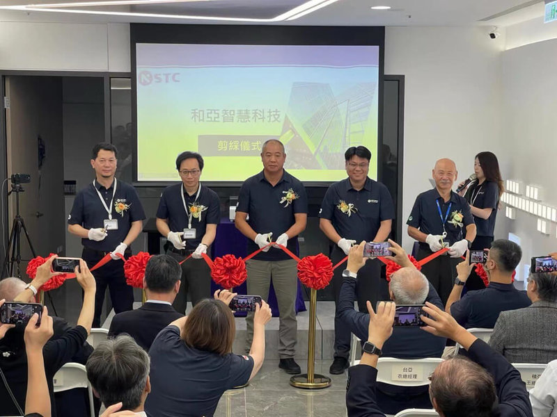 台灣日亞化宣布現任常務取締役戴圳家（中）晉升專務取締役，成為日亞化集團內最高職位的台籍主管。（台灣日亞化提供）中央社記者曾仁凱傳真　114年10月1日