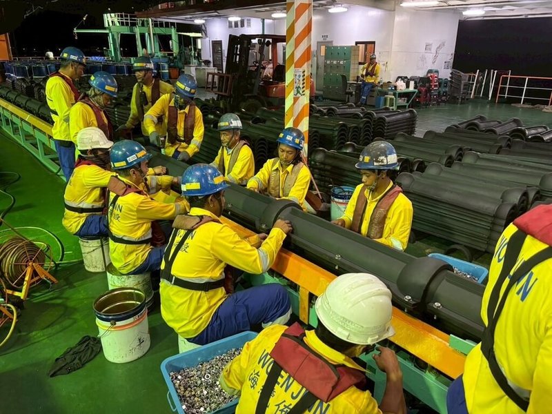 台電辦理澎湖桶盤、虎井及望安、將軍等離島海底電纜工程,1日完工啟用。台電澎湖區營業處表示,馬公風櫃至望安將軍等海底海纜,是台電深耕澎湖離島居民生活的重要見證,不僅是重大基礎建設,更是離島供電政策的重要落實。(台灣電力公司澎湖區營業處提供)中央社 114年10月1日