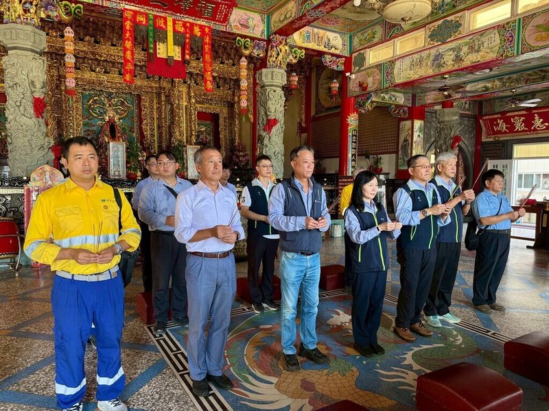 台電辦理澎湖桶盤、虎井及望安、將軍等離島海底電纜工程,1日舉辦完工啟用儀式,台電澎湖區處長路奎琛(前左4)等人並赴福海宮參拜祈福,感謝神明庇佑工程順利,也祈求後續供電穩定與用電安全。(台電澎湖區營業處提供)中央社 114年10月1日