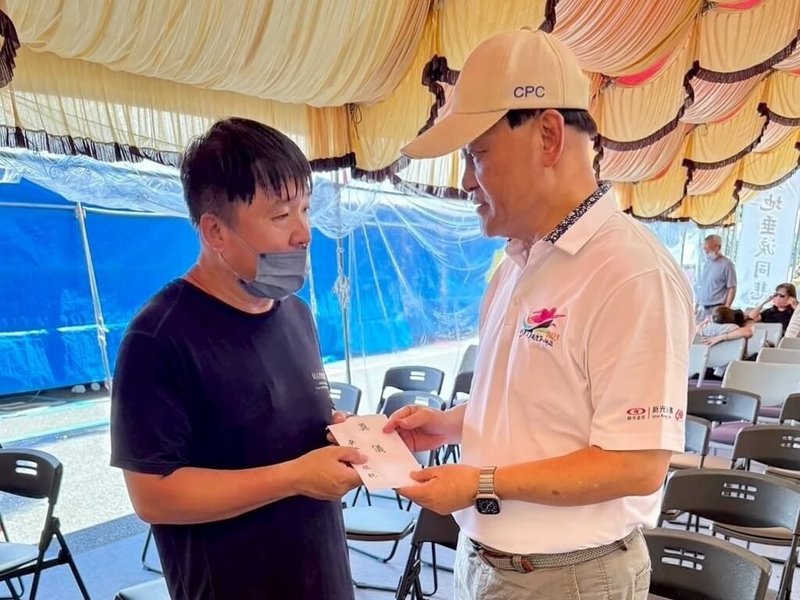 馬太鞍溪堰塞湖溢流釀18死，中央災害應變中心前進協調所總協調官、行政院政務委員季連成（右）1日代表行政院長卓榮泰慰問罹難者家屬，同時敬致新台幣10萬元奠儀。（行政院提供）中央社記者賴于榛傳真　114年10月1日