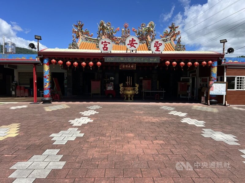 台東鹿野永安聖安宮擲筊挑戰百萬元獎金從7月登場，3個月已逾千人次挑戰，超過50人拿到現金。中央社記者盧太城台東攝  114年10月1日