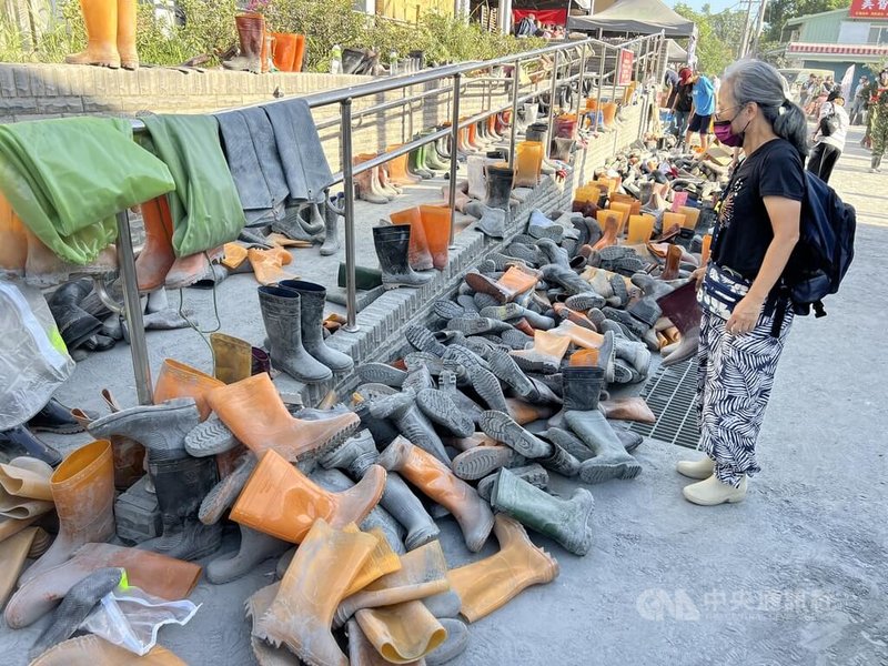 馬太鞍溪堰塞湖溢流重創花蓮光復鄉,災後重建持續,光復火車站前有志工留下的雨鞋與鏟子,自助交接給後來志工,這些雨鞋雖然還沾有汙泥,但卻是最美的風景。中央社記者盧太城攝 114年10月1日