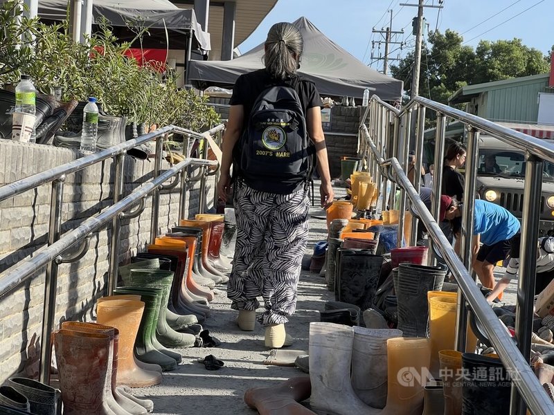 馬太鞍溪堰塞湖溢流重創光復鄉，災後重建還有一段很長的路，1日光復火車站繼續有志工湧入，火車站旁有離開志工留下的各種型號雨鞋供後來者使用，沾滿汙泥的雨鞋成為最美的風景，讓愛心一步一步傳承下去。中央社記者盧太城攝　114年10月1日