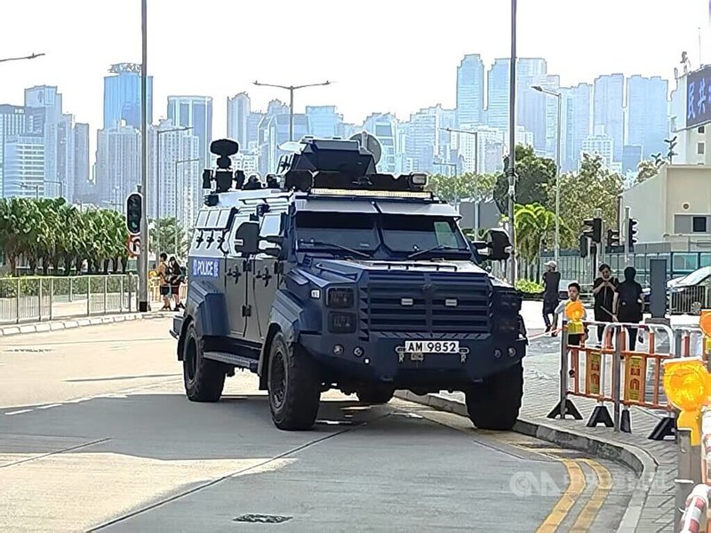 香港當局1日舉行中國「十一」國慶升旗禮，出動了大批警員及裝甲車在儀式場地一帶戒備維穩，圖為在場的劍齒虎裝甲車。中央社記者張謙香港攝　114年10月1日