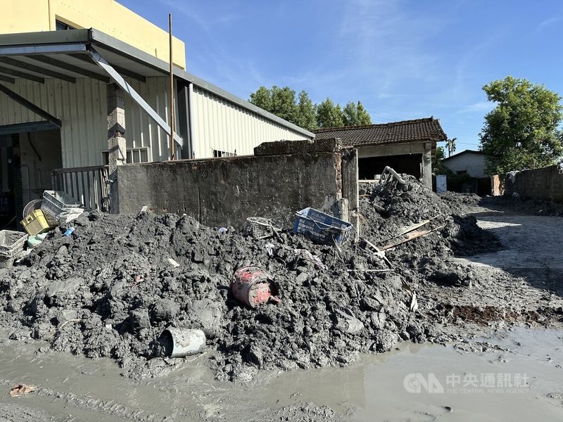 花蓮縣長徐榛蔚表示，「馬太鞍溪堰塞湖潰堤後」，造成河床地勢提高，溢流口雖阻斷仍潛藏風險，光復鄉佛祖街為重災區，為確保居民長久安居，特別向中央爭取設置中繼宅並研議遷村計畫。中央社記者李先鳳攝　114年10月1日