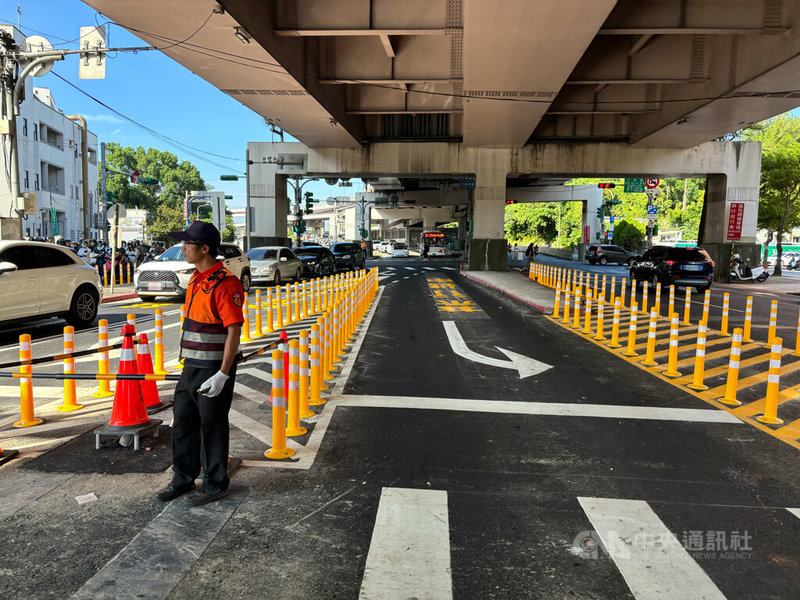 台北市交通局1日表示，福和橋下橋處的大客車專用左轉車道開放讓汽車行駛後，儘管車流量與前一天差不多，但橋上直行車延滯狀況有較好轉。中央社記者陳昱婷攝　114年10月1日