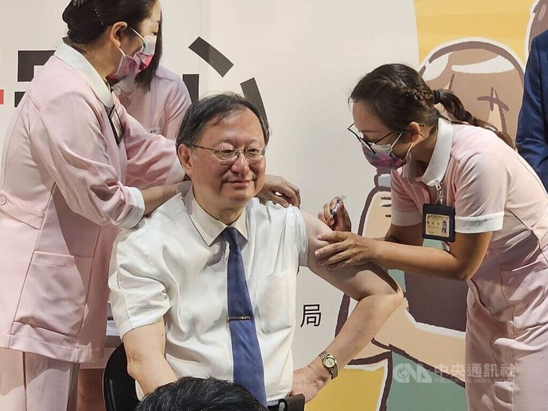 公費流感疫苗及COVID-19疫苗1日起分階段開打,台大醫院院長余忠仁(右2)代表醫事人員示範接受疫苗接種。中央社記者陳婕翎攝 114年10月1日