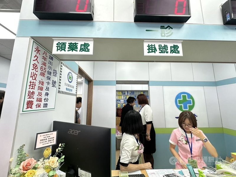 從台中沙鹿起家的中醫診所近日插旗高雄，選擇在六合一路開設分院，並推出年滿65歲及福保身分等永久免收掛號費。中央社記者林巧璉攝  114年10月1日