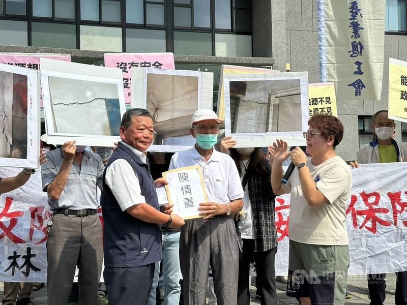 烏林投社區居民1日至行政院南部聯合服務中心陳情,要求台電正視居民安全;經濟部中小及新創企業署南區服務處主任林進添(前左)出面接受陳情書,承諾將責成經濟部及台電盡速與居民溝通,並召開說明會。中央社記者林巧璉攝 114年10月1日