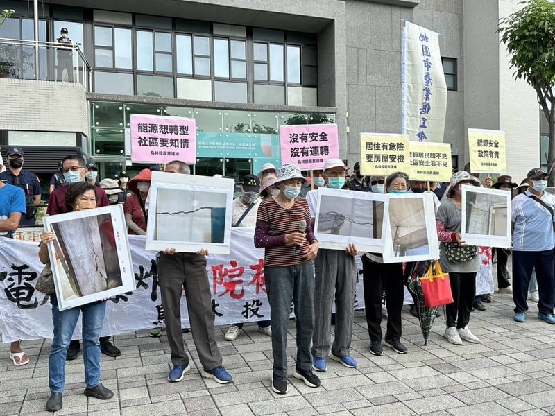 高雄興達發電廠9月初發生火警，引發安全疑慮；烏林投社區居民1日至行政院南部聯合服務中心陳情，要求台電正視居民安全。中央社記者林巧璉攝　114年10月1日