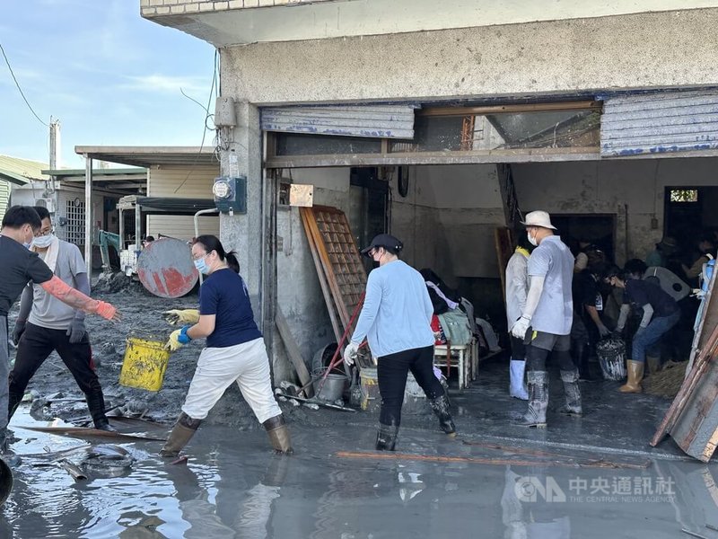 教師節連假湧入花蓮光復大量人潮，花蓮旅館公會統計，每日約800名受災居民與志工入住各旅宿設施，另有救難隊、專業支援團隊等。圖為志工協助家戶清淤。中央社記者李先鳳攝　114年10月1日