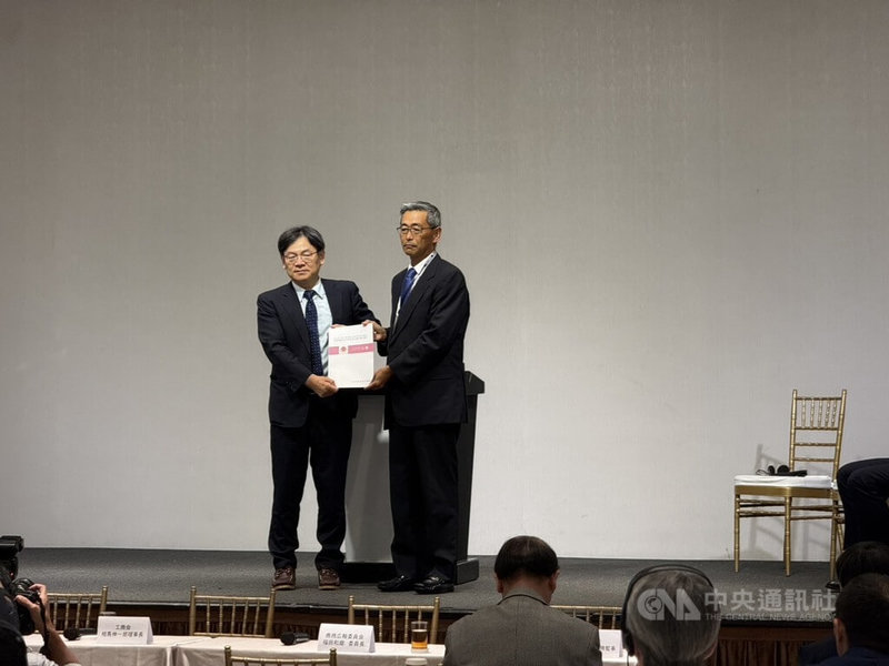 台北市日本工商會1日發表2025年對台灣政府政策建言白皮書，由理事長相馬（右）遞交給國發會主委葉俊顯（左）。中央社記者曾智怡攝  114年10月1日