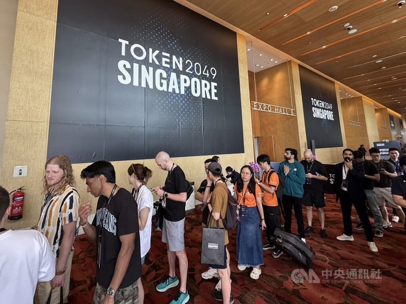 在新加坡濱海灣金沙會議展覽中心舉行的TOKEN2049 1日登場，吸引上萬名與會者及多家國際媒體參與。中央社記者吳昇鴻新加坡攝　114年10月1日