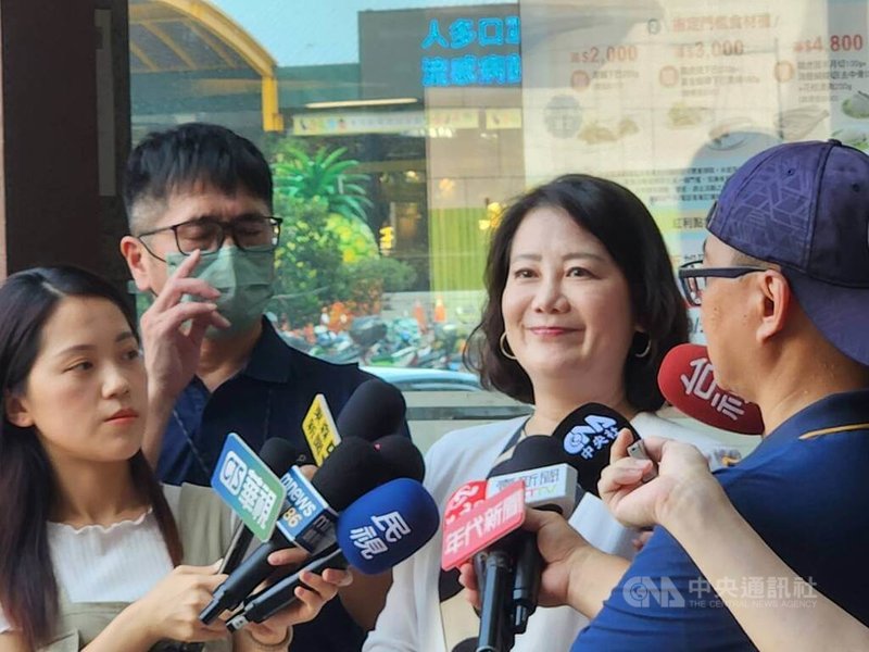 民進黨立委吳思瑤（中）1日正式接任民進黨政策會執行長。中央社記者葉素萍傳真　114年10月1日