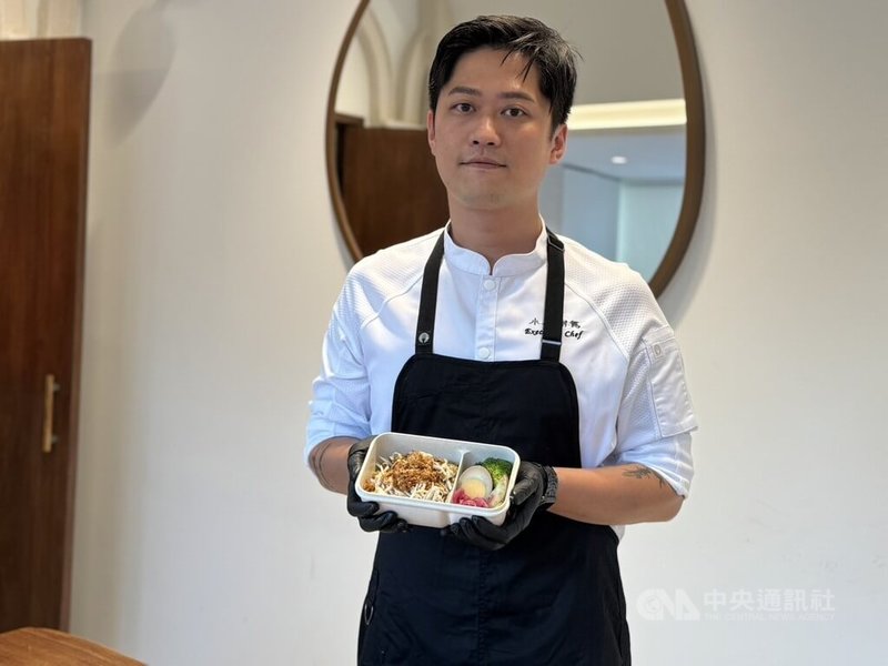 中華航空1日宣布攜手米其林綠星餐廳「小小樹食」推出蔬食飛機餐,即日起桃園出發長程航線的西式早餐,以及桃園出發全航線的西式蛋奶素特別餐都可享用聯名餐點,小小樹食行政主廚徐兆麟(圖)在記者會示範餐點製作過程。中央社記者余曉涵攝 114年10月1日